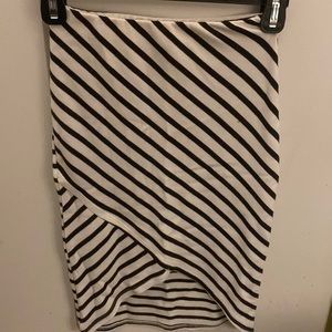 Chic, high waisted, stripped stretch skirt.
